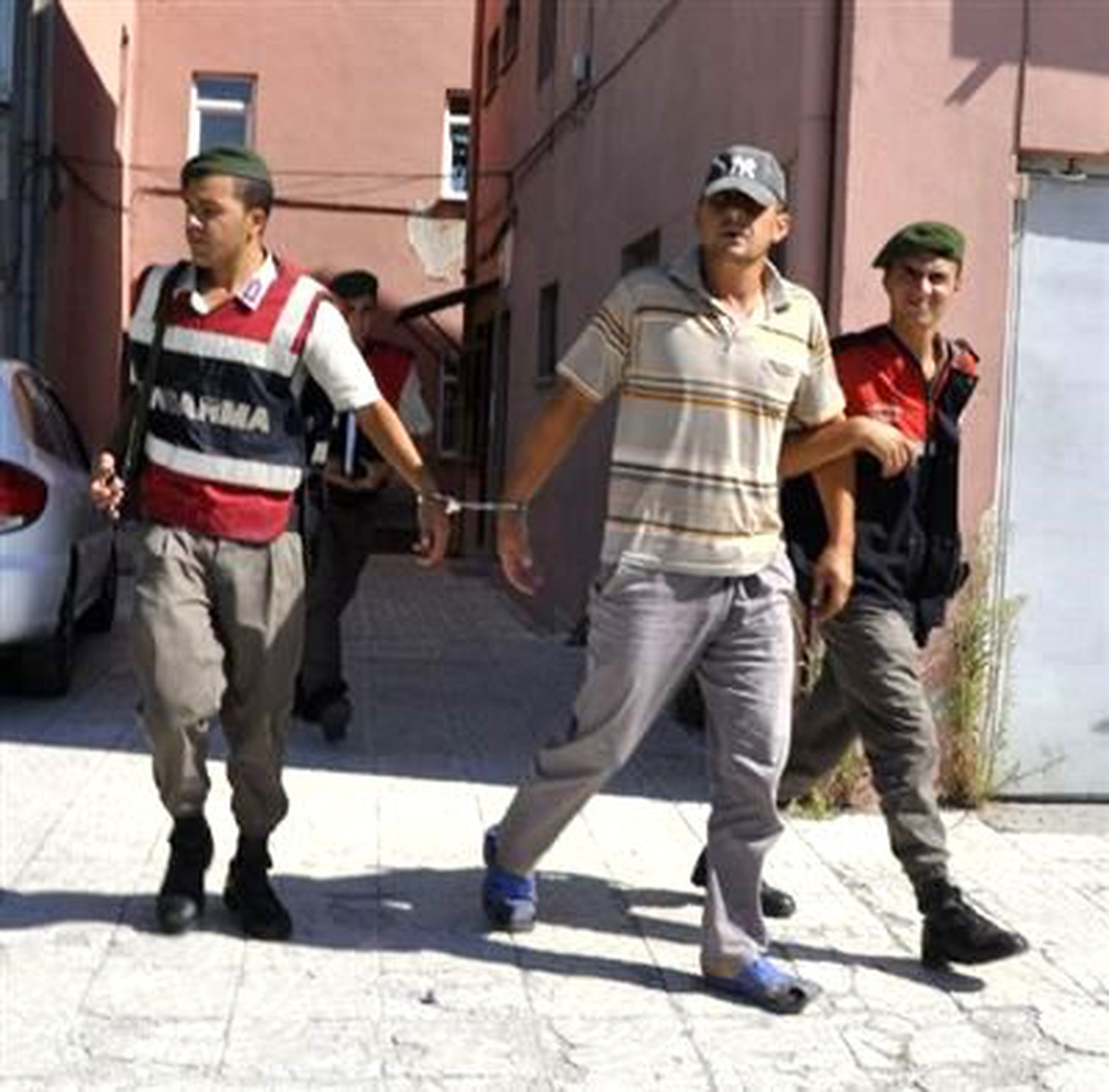 Annesini Döverek Öldürmekten Tutuklandı