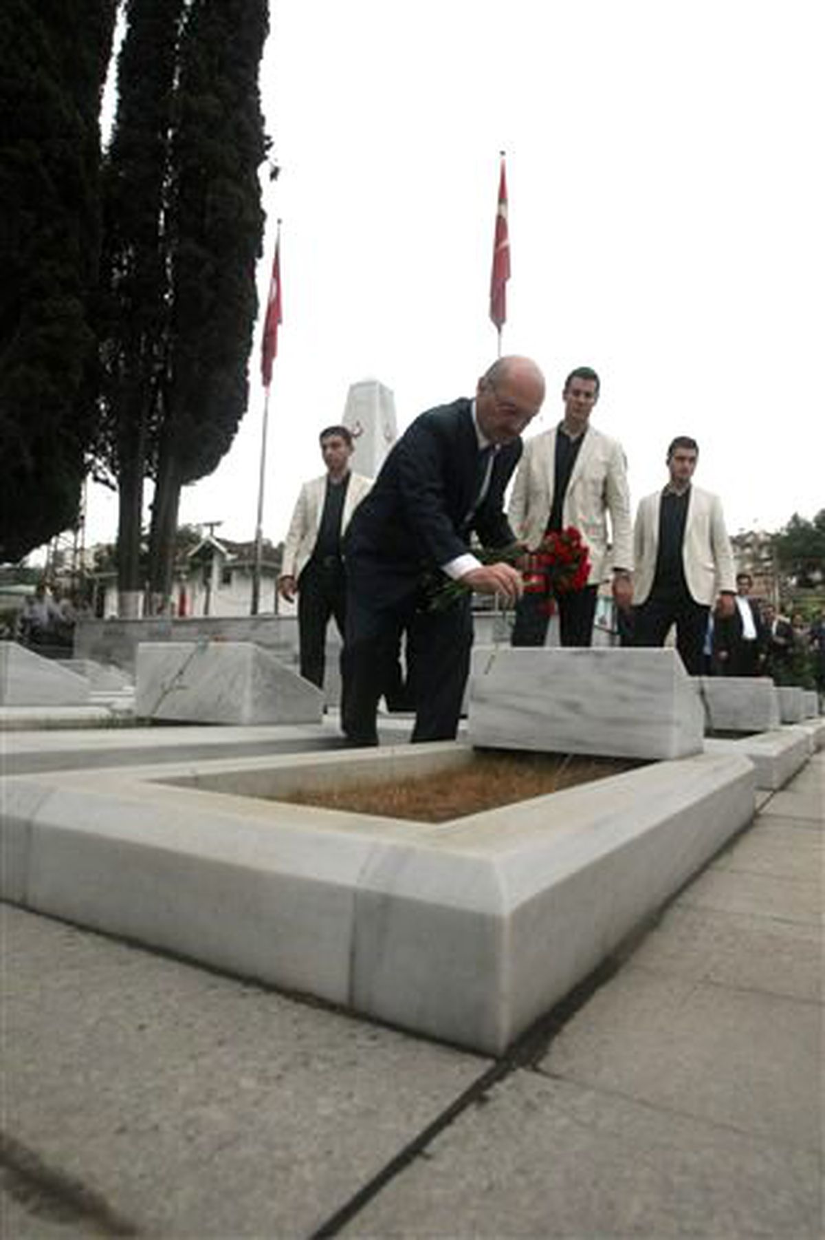 Bakan Erdoğan Bayraktar Şehit Mezarlarına Karanfil Bıraktı