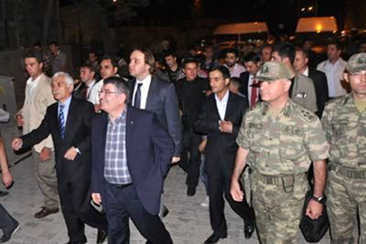 Bakan Şahin\'e Hakkari\'de Saldırı Bakan Şahin\'e Hakkari\'de Saldırı