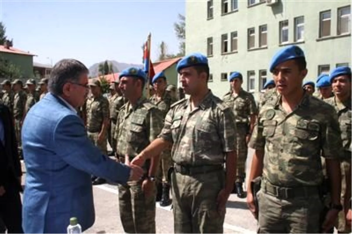 Bakan Şahin Sınırdaki Askerlerle Bayramlaştı