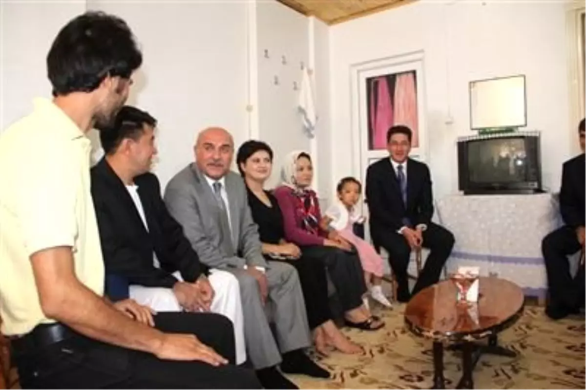 Bayburt Protokolü Afganlı Aileyi Ziyaret Ett