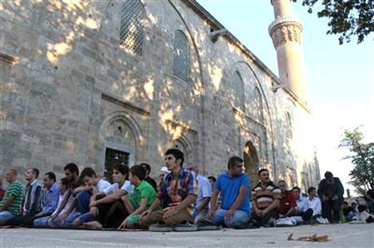 Bursa\'daki Camilerde Bayram Namazı İzdihamı