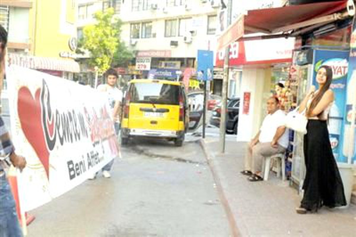 Çılgın Aşık Pankartla Özür Diledi, Barıştı
