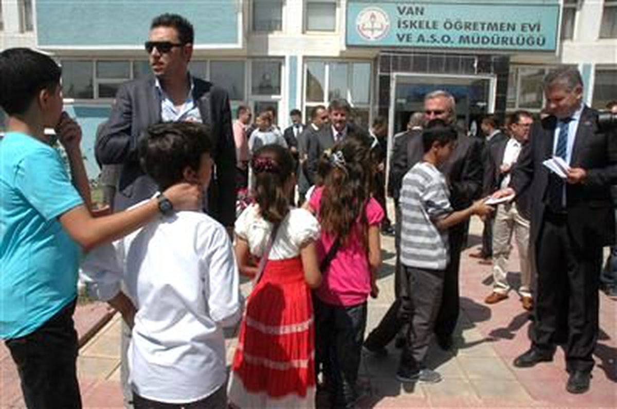 Çocukların Bayram Harçlıkları Vali Karaloğlu\'ndan