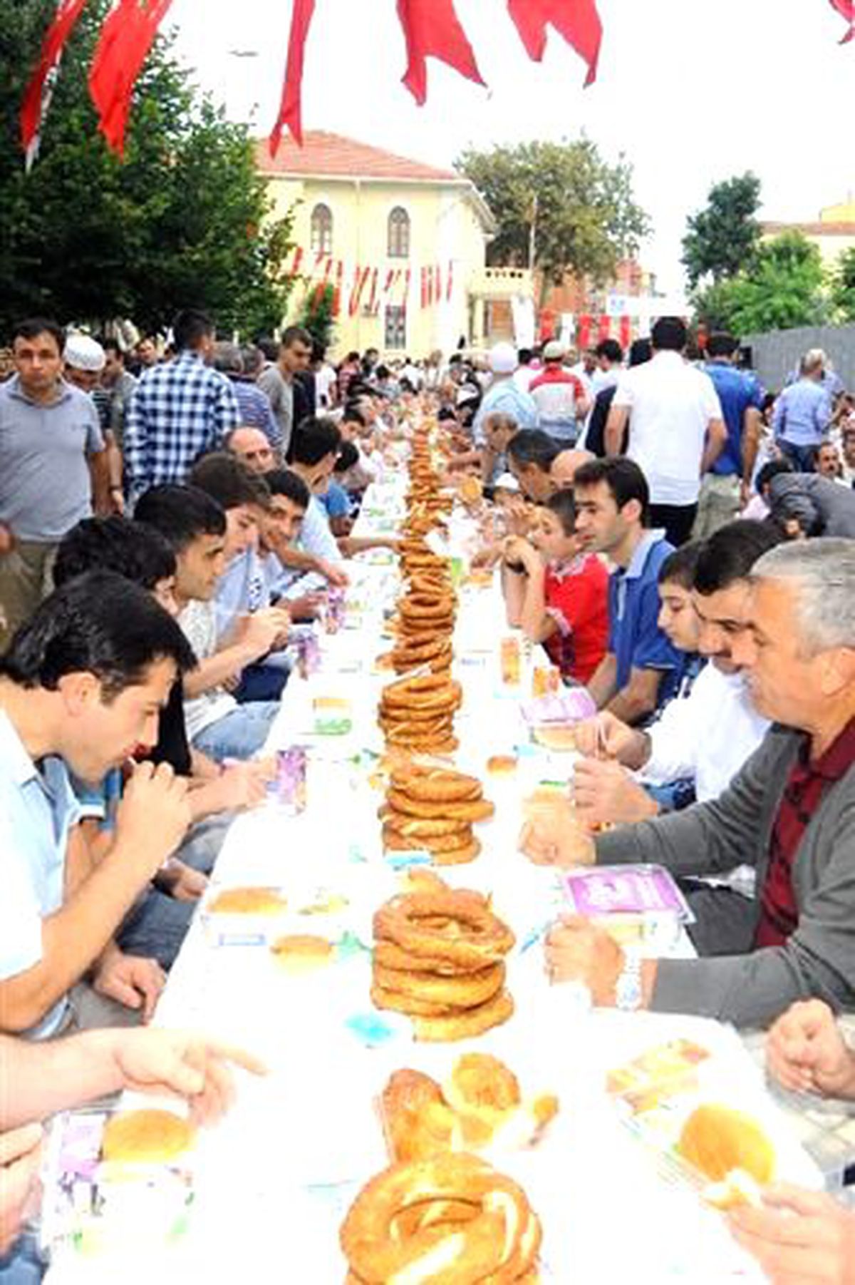 Fatih Camii Avlusunda Bayram Kahvaltısı