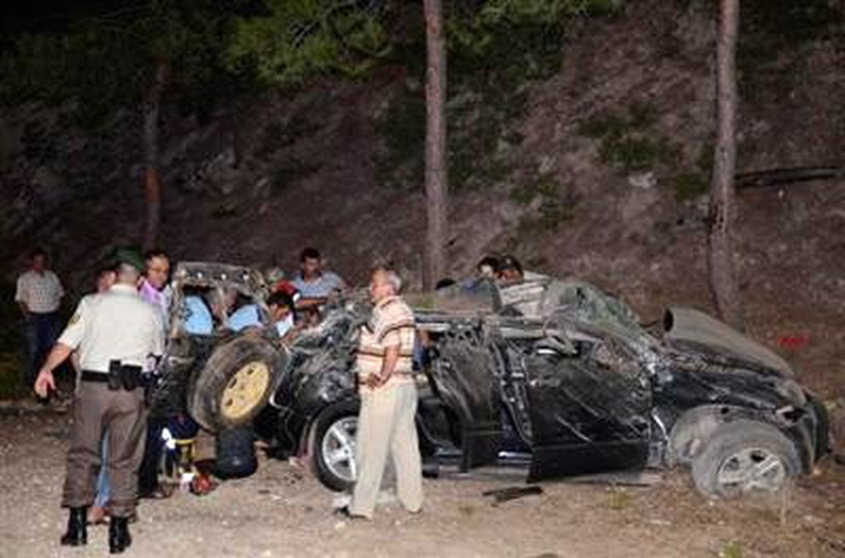 Finike\'de Trafik Kazası: Anne ve Baba Öldü, 3 Çocuk Yaralandı
