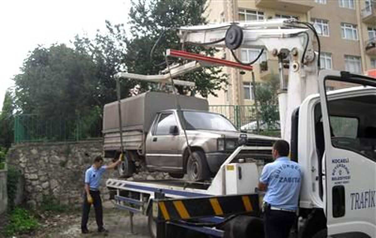 İzmit Hurda Araçlardan Kurtarılıyor