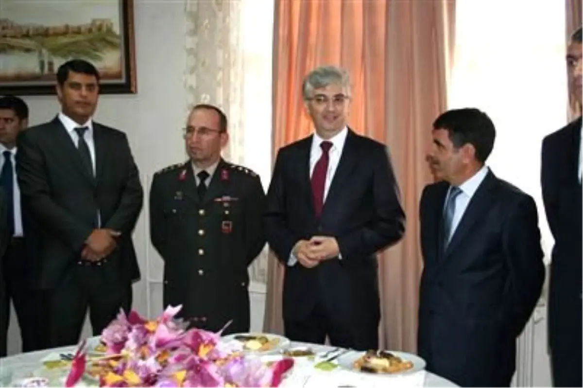 Kars\'ta Protokol Öğretmen Evi\'nde Bayramlaştı