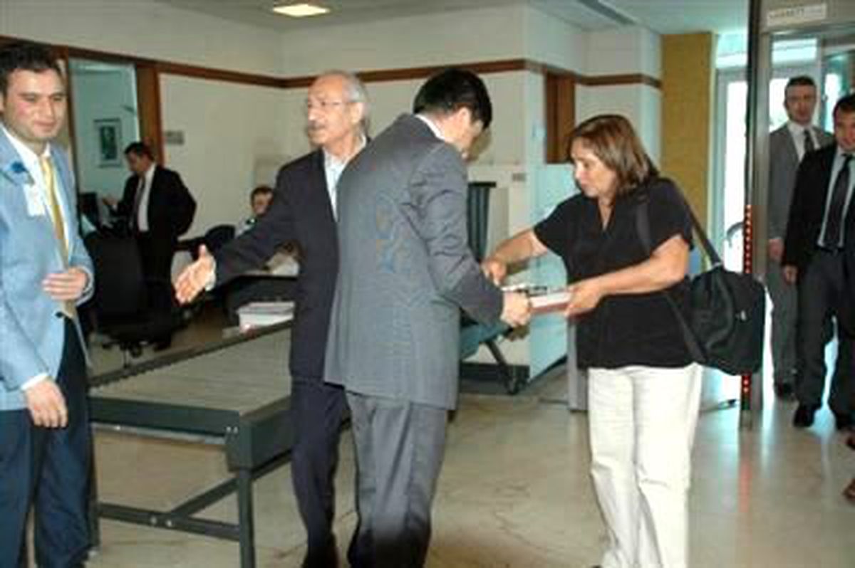 Kılıçdaroğlu'na Polislerden Çikolata