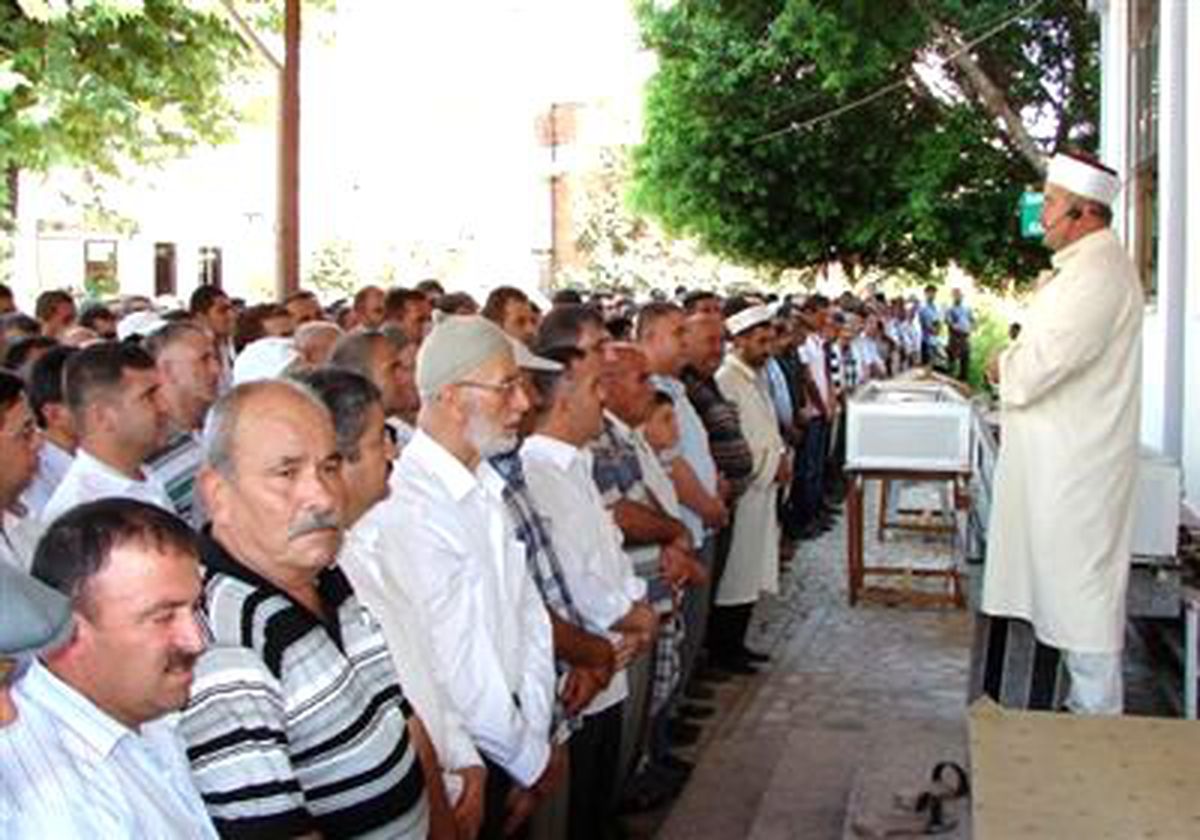 Kumluca\'yı Yasa Boğan Kazanın Kurbanları Toprağa Verildi