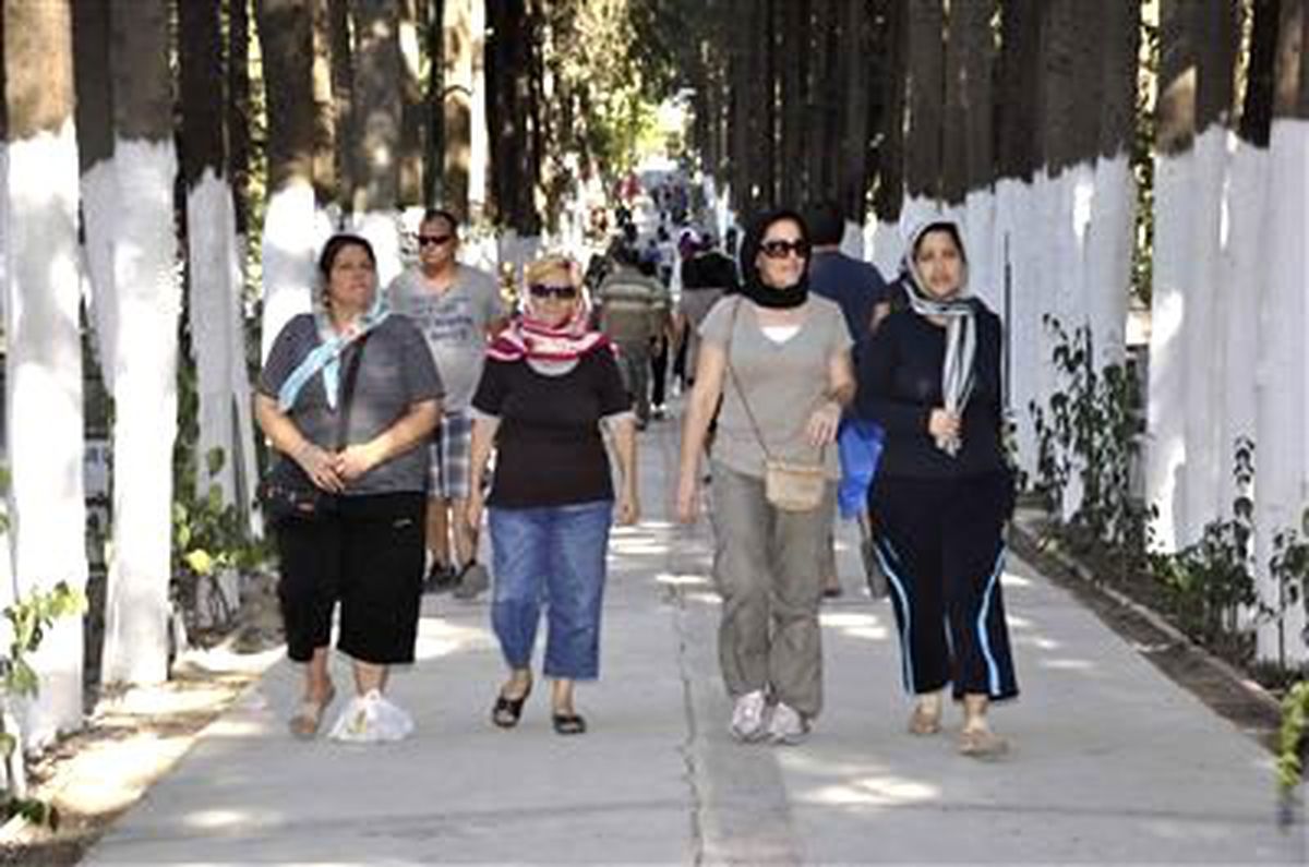 Kuşadası\'nda Mezarlıklar Doldu Taştı