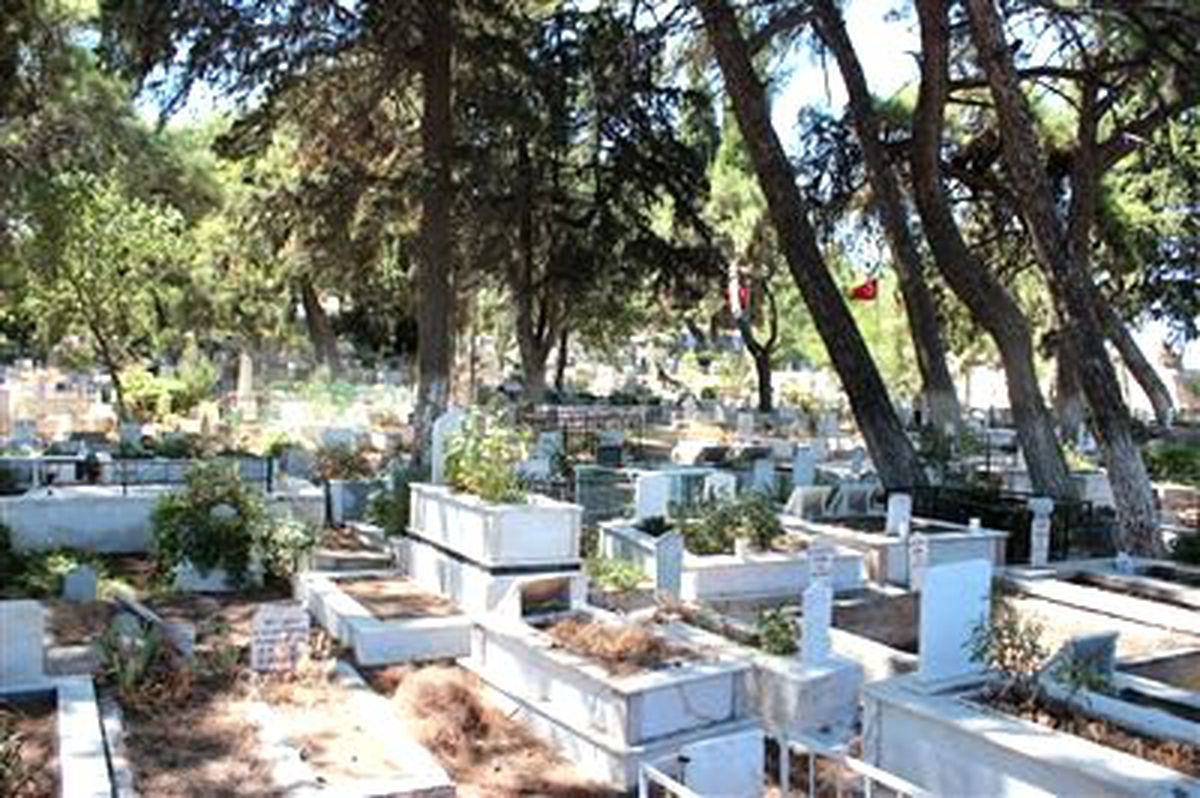 Mezarlıklar Bayram İçin Temizlendi