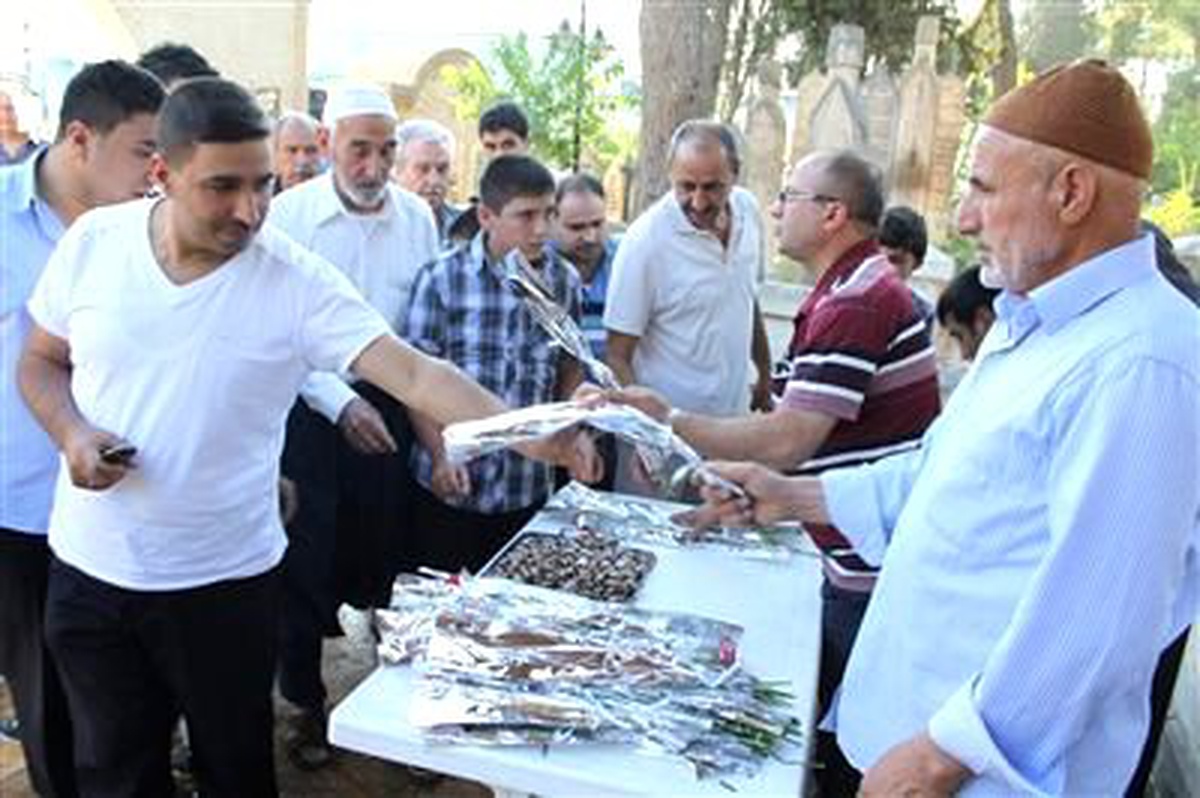Mezarlıklarda Karanfil ve Bayram Şekeri İkramı