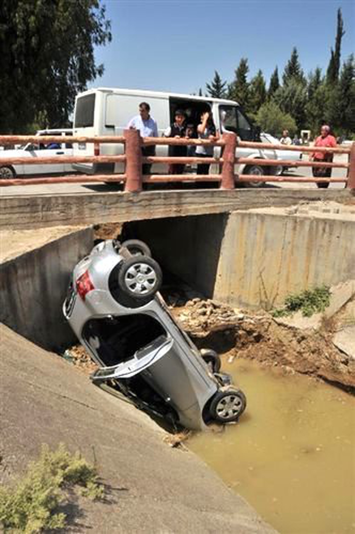 Mezarlıkta Trafik Kazası: 1 Ölü, 8 Yaralı