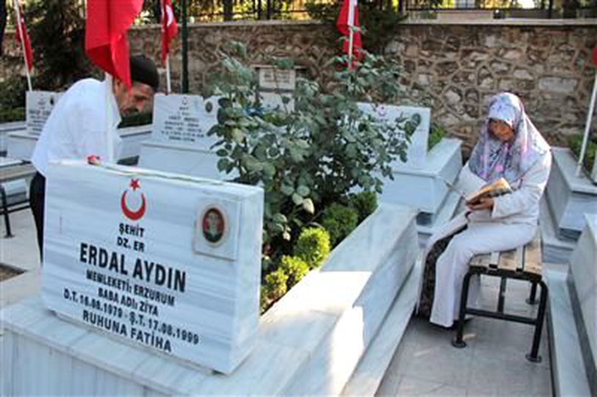 Şehit Oğlunun Naaşını Kendi Toprağa Verdi