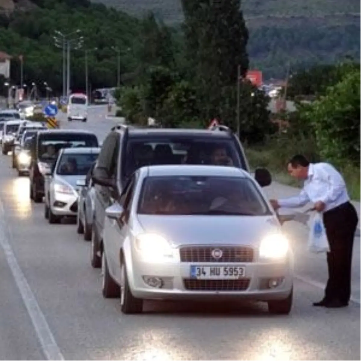 Son Sahuru Araç Kuyruğunda Yaptılar