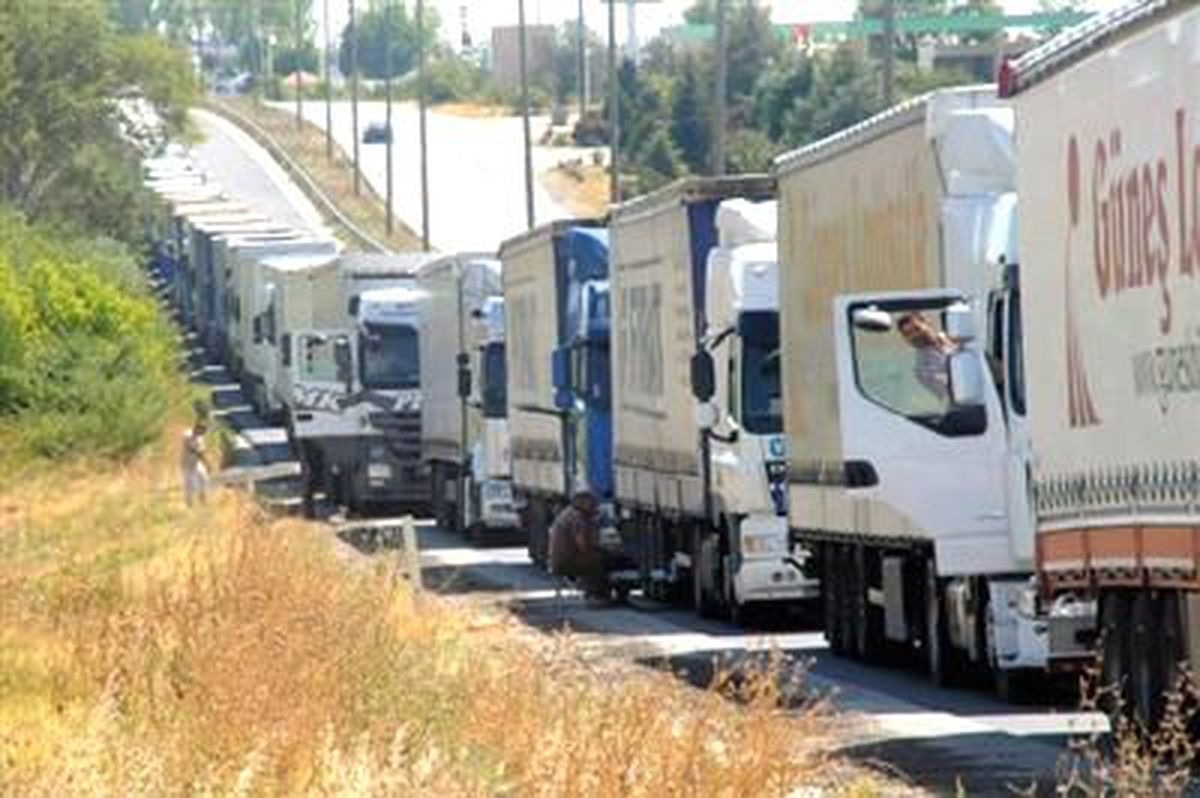 Tır Sürücüleri Kuyrukta Bayramlaştı