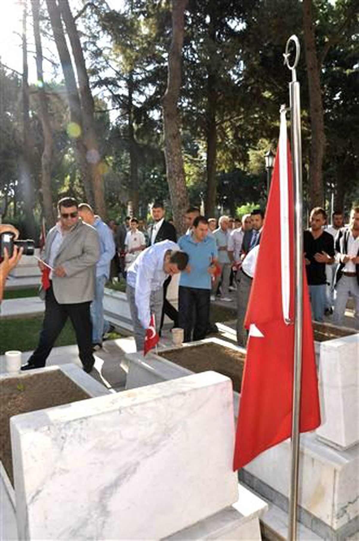 Ülkücüler Bayram Namazının Ardından Şehitliği Ziyaret Etti
