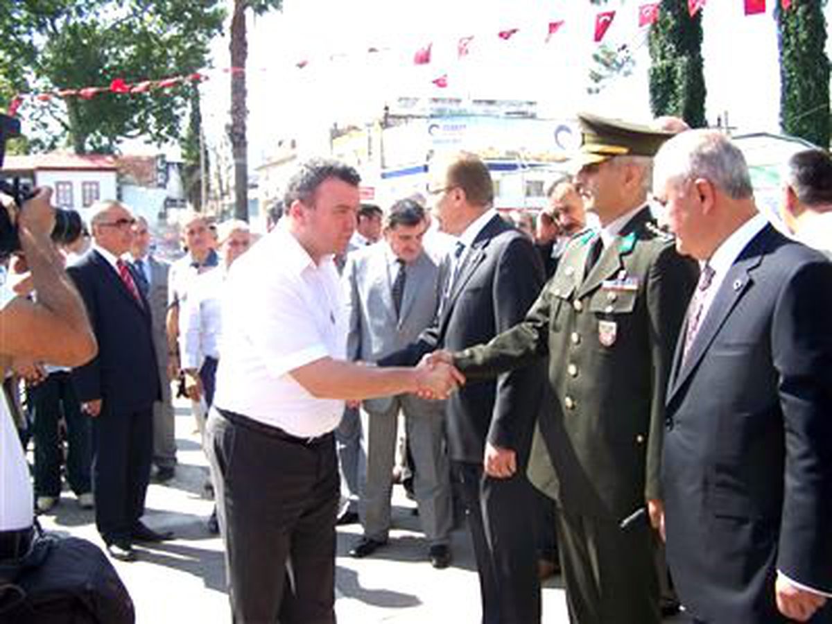 Vali Cerrah ve Protokol Üyeleri Vatandaşlarla Bayramlaştı