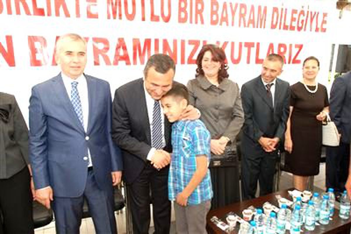 Vali Demir Vatandaşlarla Bayramlaştı