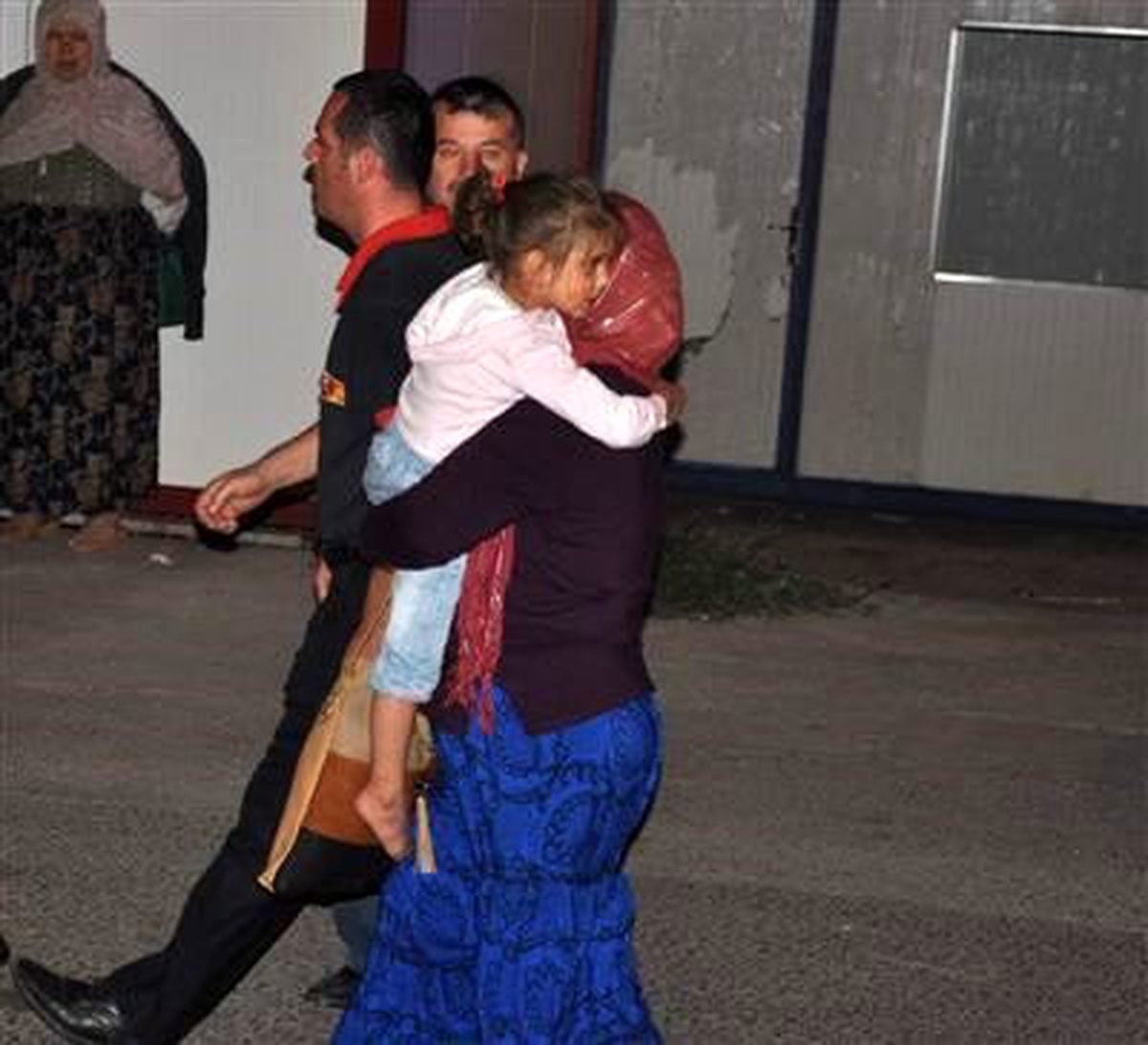 Yaralı Çocuğu Hastaneye Götürmek İsterken Kaza Yaptılar