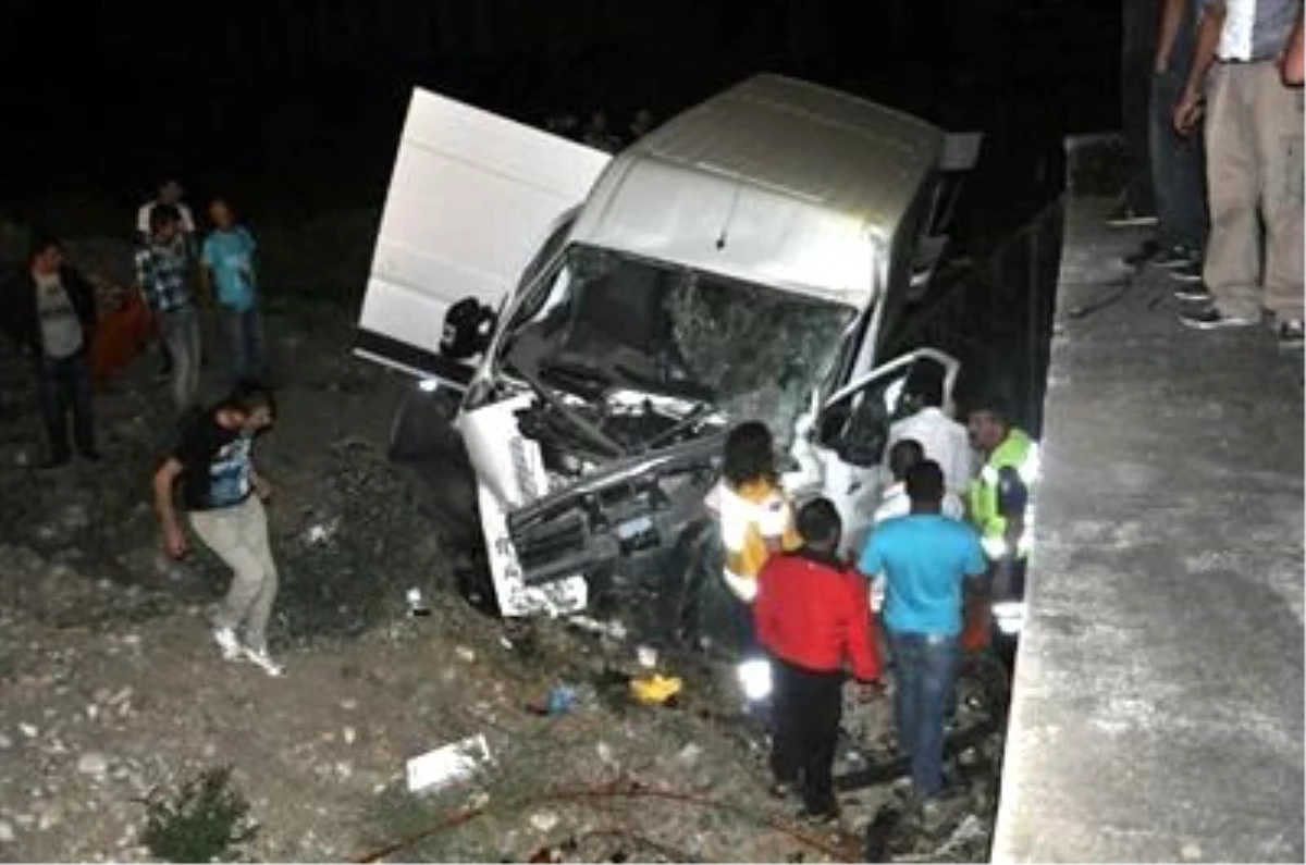 Akyazı\'da Yayaya Çarpan Minibüs Şarampole Yuvanlandı 3 Ölü, 5 Yaralı