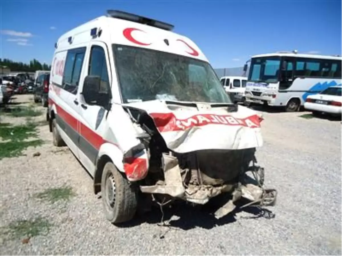 Ambulans Dönüş Yolunda Kaza Yaptı