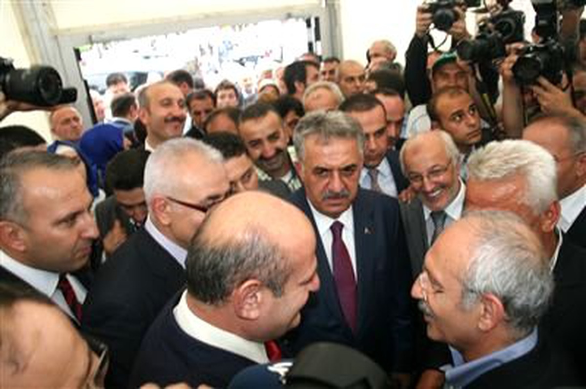 Bakan Yazıcı, Memleketi Rize\'de Hemşehrileriyle Bayramlaştı