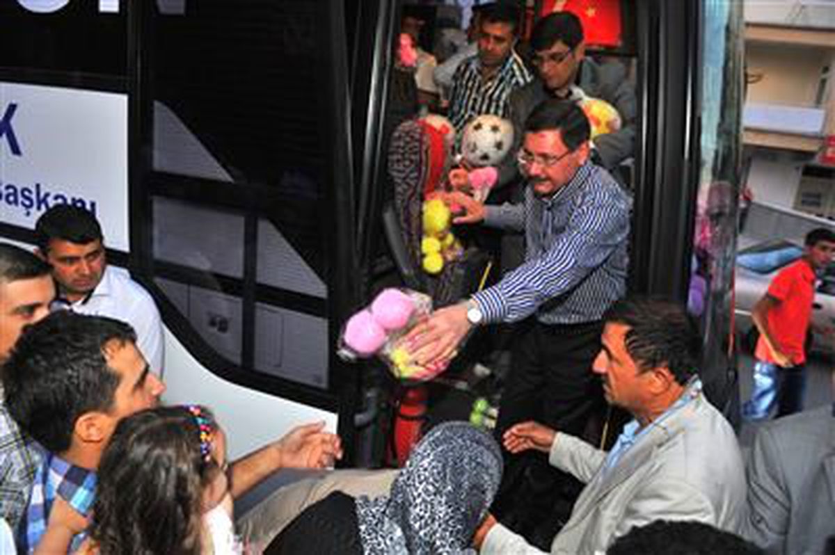 Başkan Gökçek\'ten Çocuklara 40 Bin Bayram Hediyesi