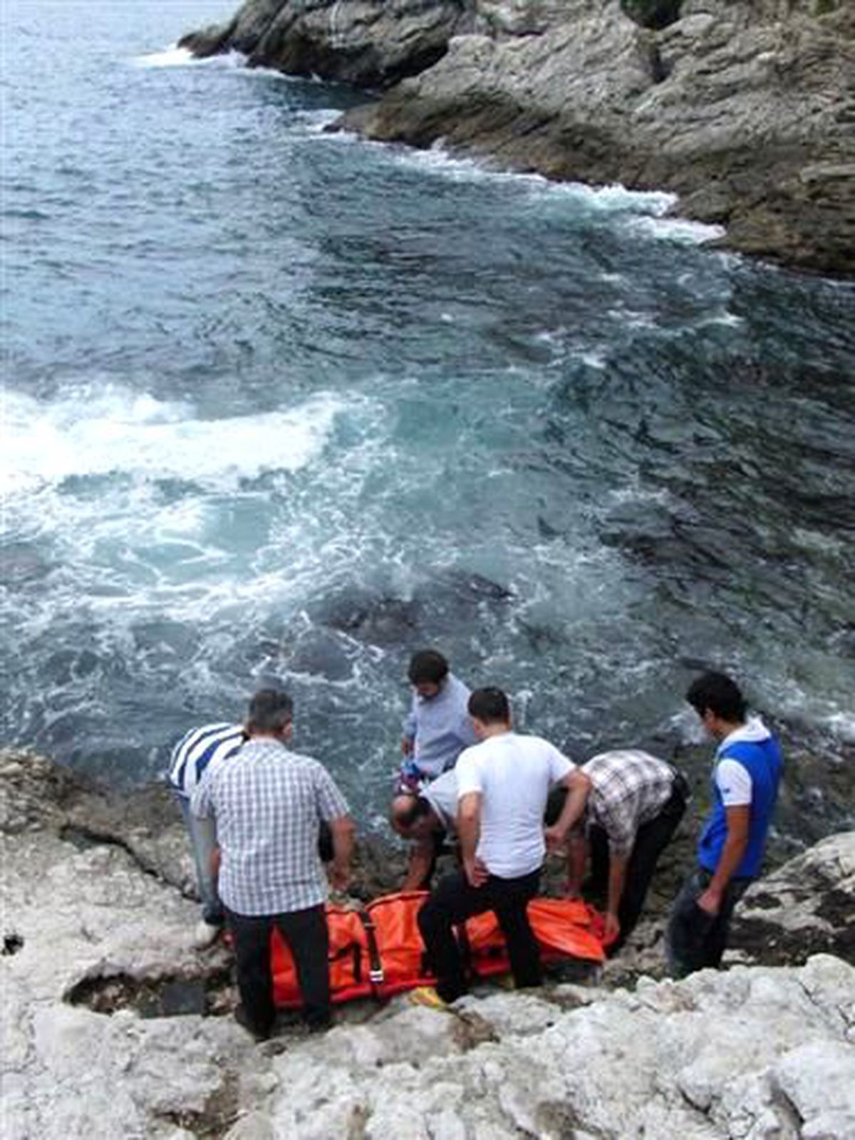 Dalgaların Kayalıklardan Denize Sürüklediği Genç Kız Boğuldu