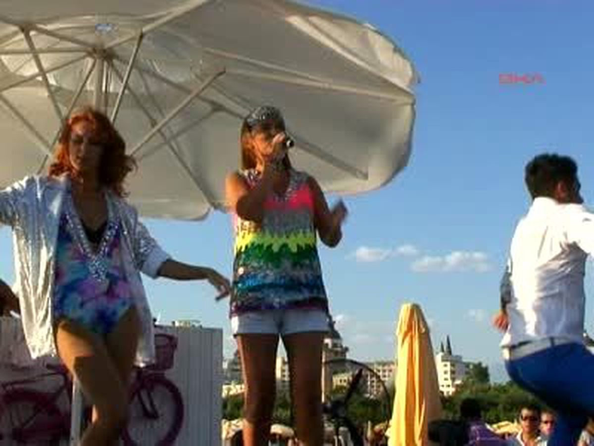 Demet Akalın\'dan 35 Derece Sıcaklıkta Bayram Konseri