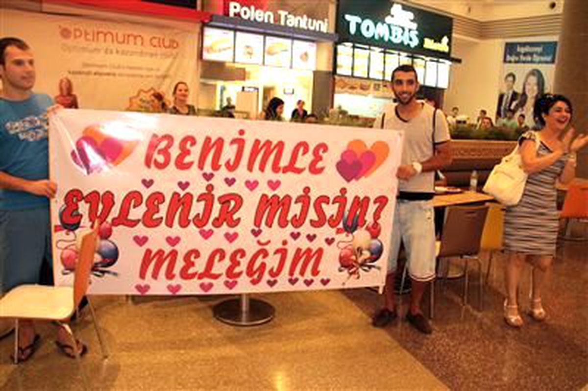Diz Çöktü, Pankart Açtı, Evlenme Teklif Etti