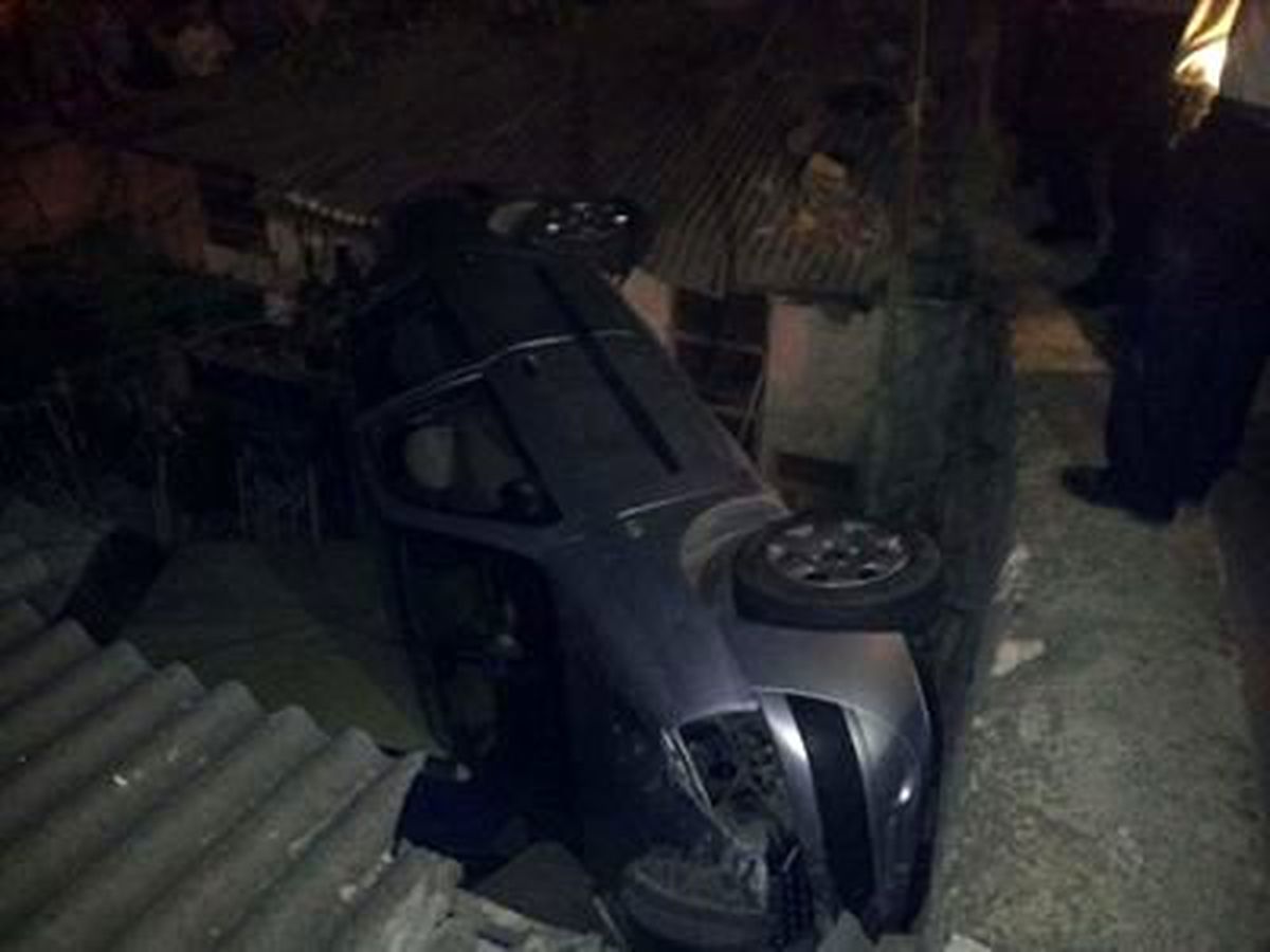 Evin Üstüne Araç Düştü