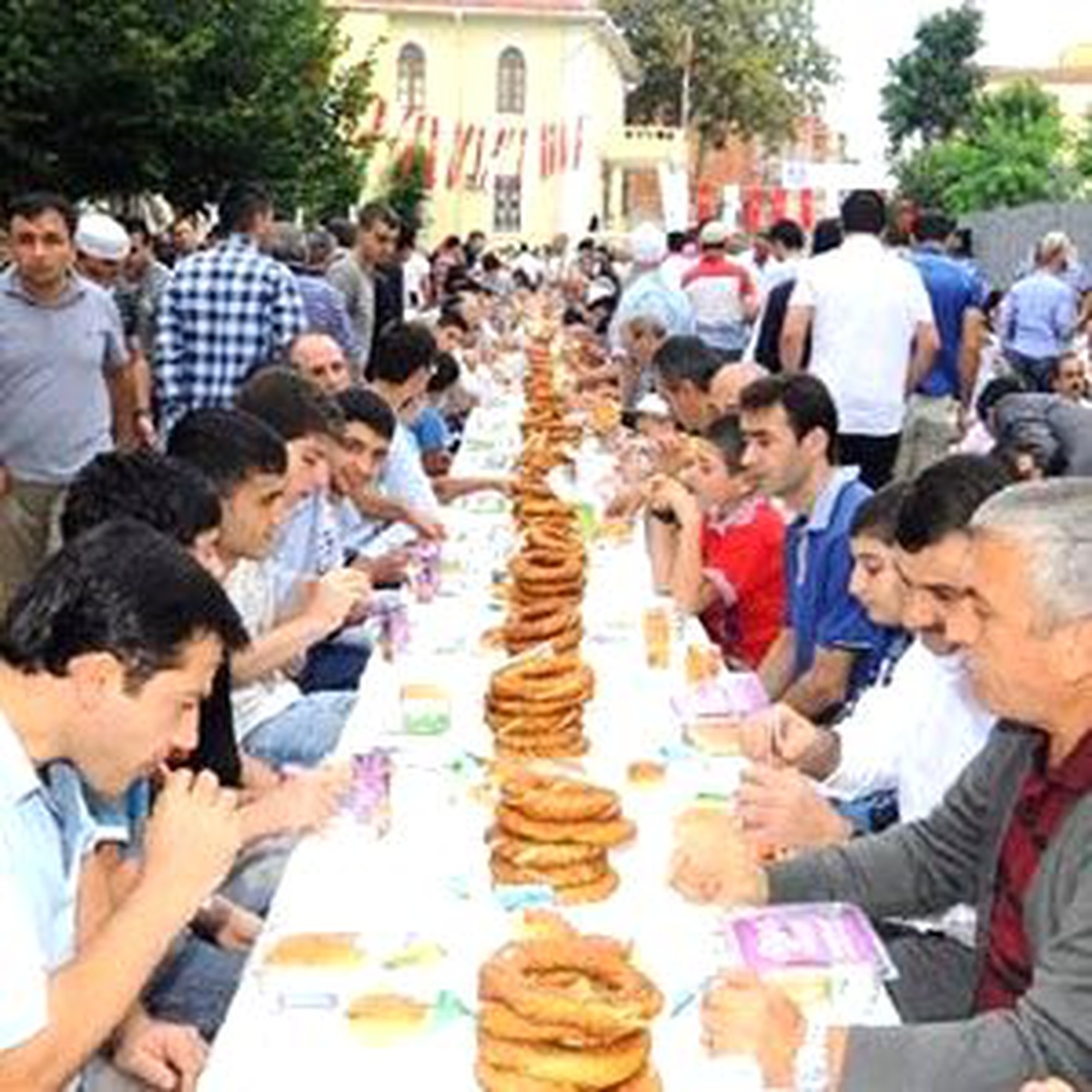 Fatih Camii Avlusunda Bayram Kahvaltısı Verildi