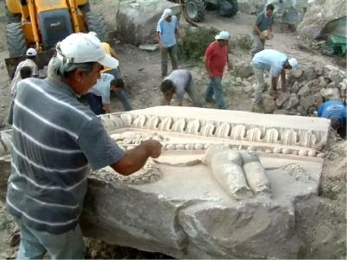 Hadrianus Tapınağı\'nın Alınlığı Bulundu