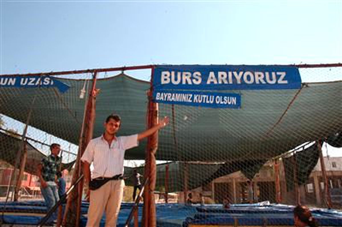 İş Yerine Astığı Afişle Burs Arıyor