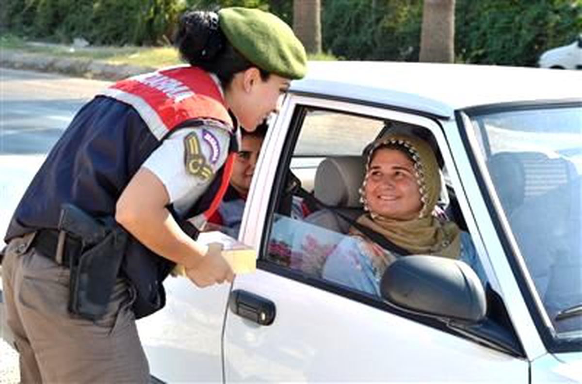 Jandarma Sürücülere Uyarıda Bulunup Şeker İkram Etti