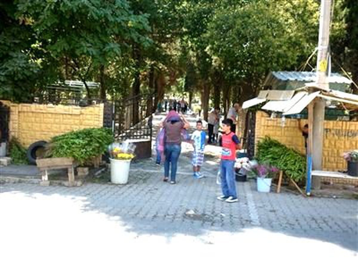 Kemalpaşa\'da Mezarlıklar Doldu Taştı