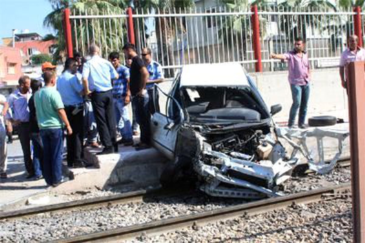 Mersin\'de Trenin Otomobile Çarpması