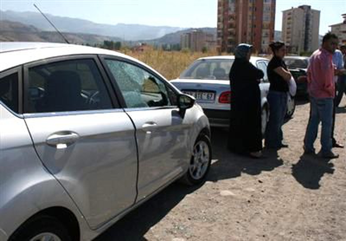 Mezarlık Ziyaretinde 8 Otomobilde Hırsızlık
