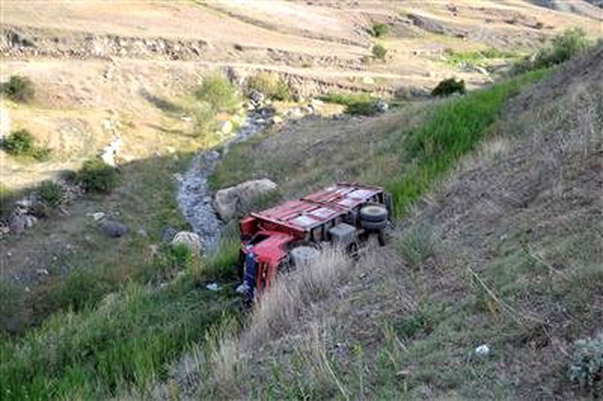 Şenkaya\'da Trafik Kazası: 2 Yaralı