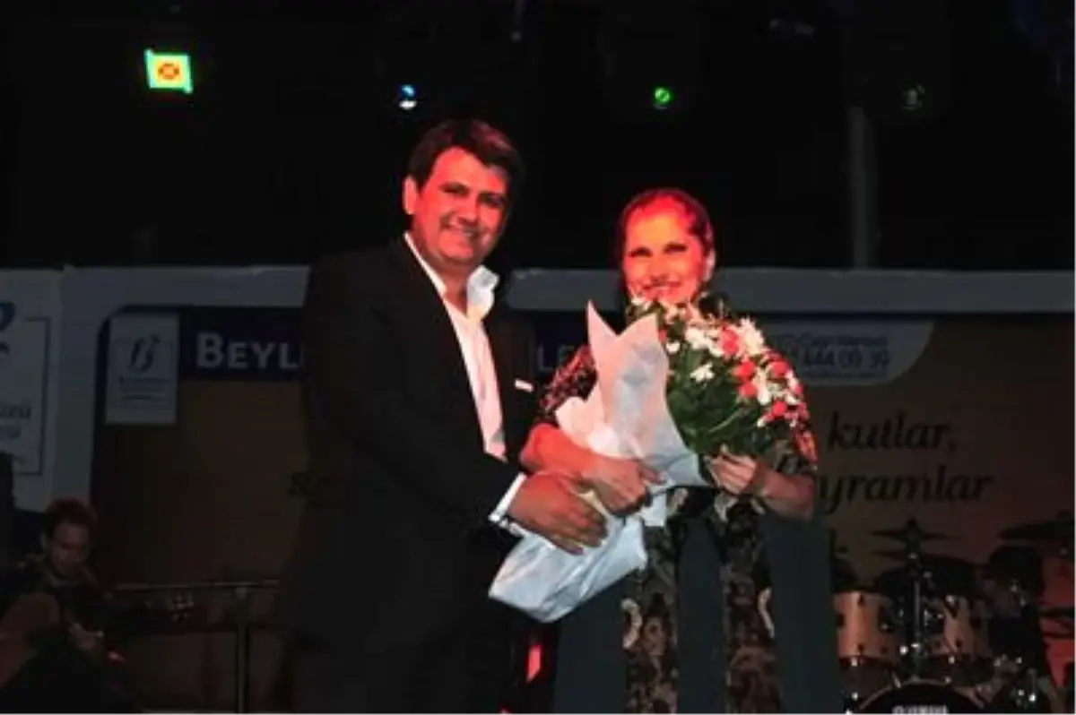 Şükriye Tutkun'dan Bayramda Müzik Ziyafeti