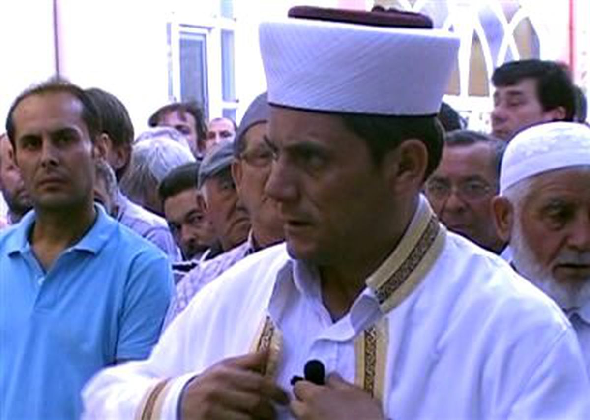 Annesinin Cenazesi Namazını Kendi Kıldırdı