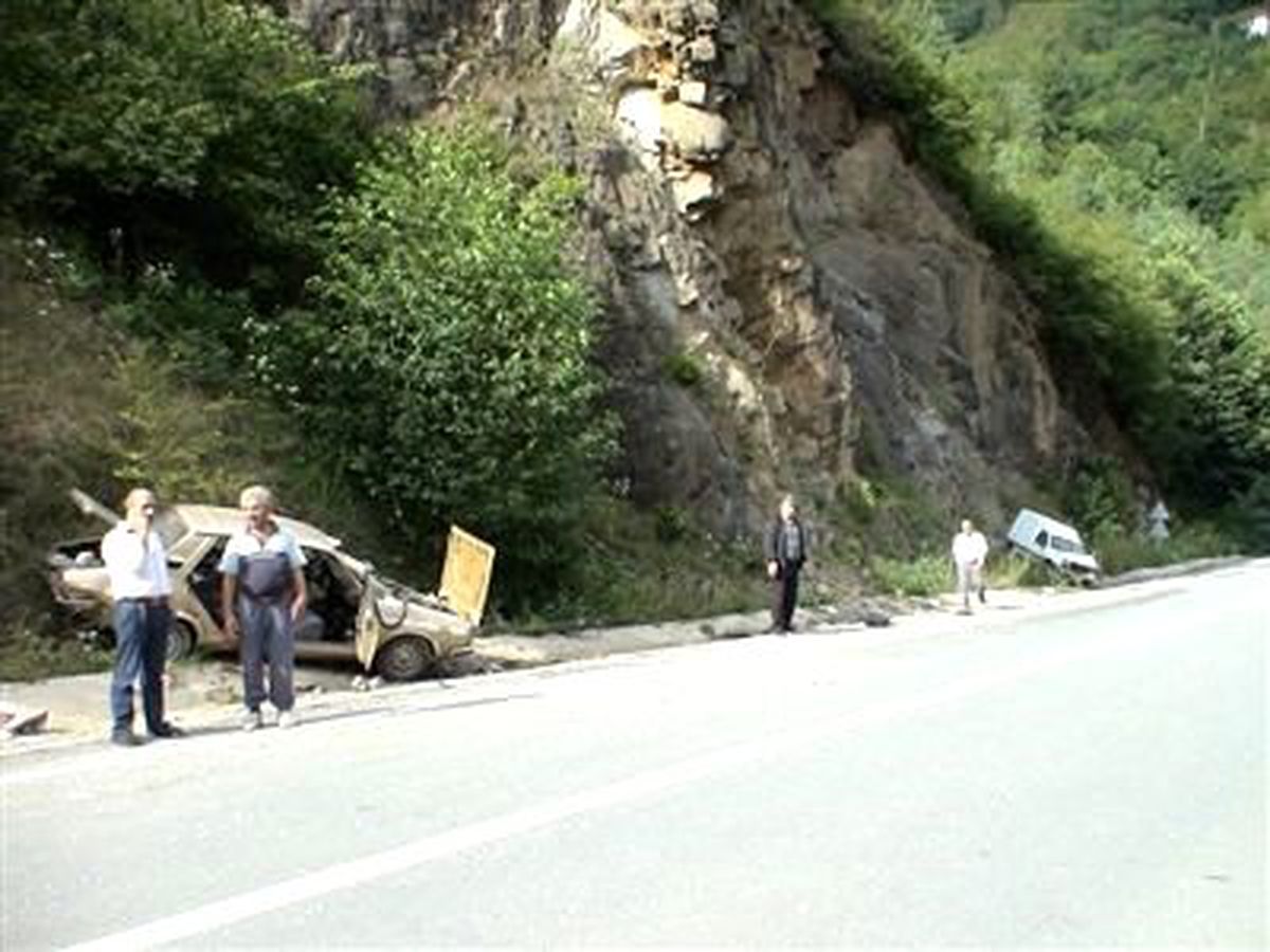 Artvin\'de Trafik Kazası 1 Ölü, 4 Yaralı