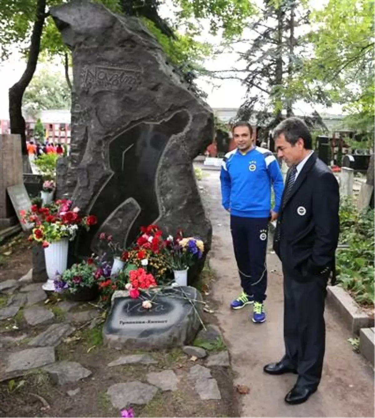 Aykut Kocaman, Nazım Hikmet\'in Mezarını Ziyaret Etti