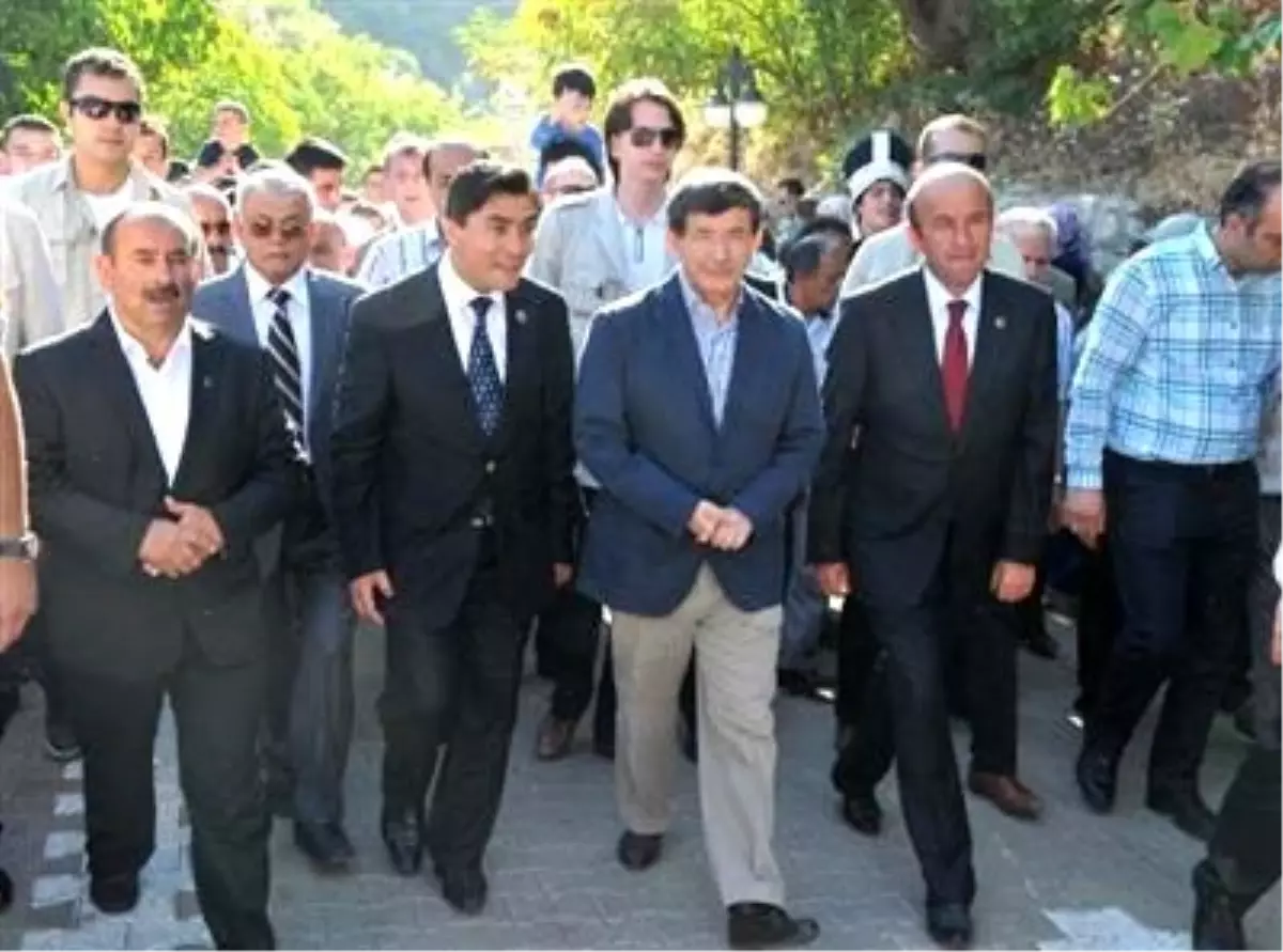 Bakan Davutoğlu, Şenliğe Katıldı