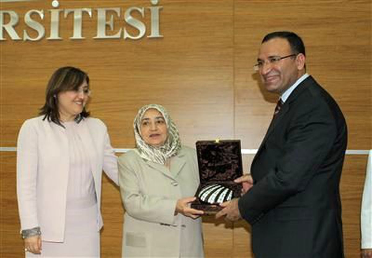 Bakan Şahin Annesini Kaybetti