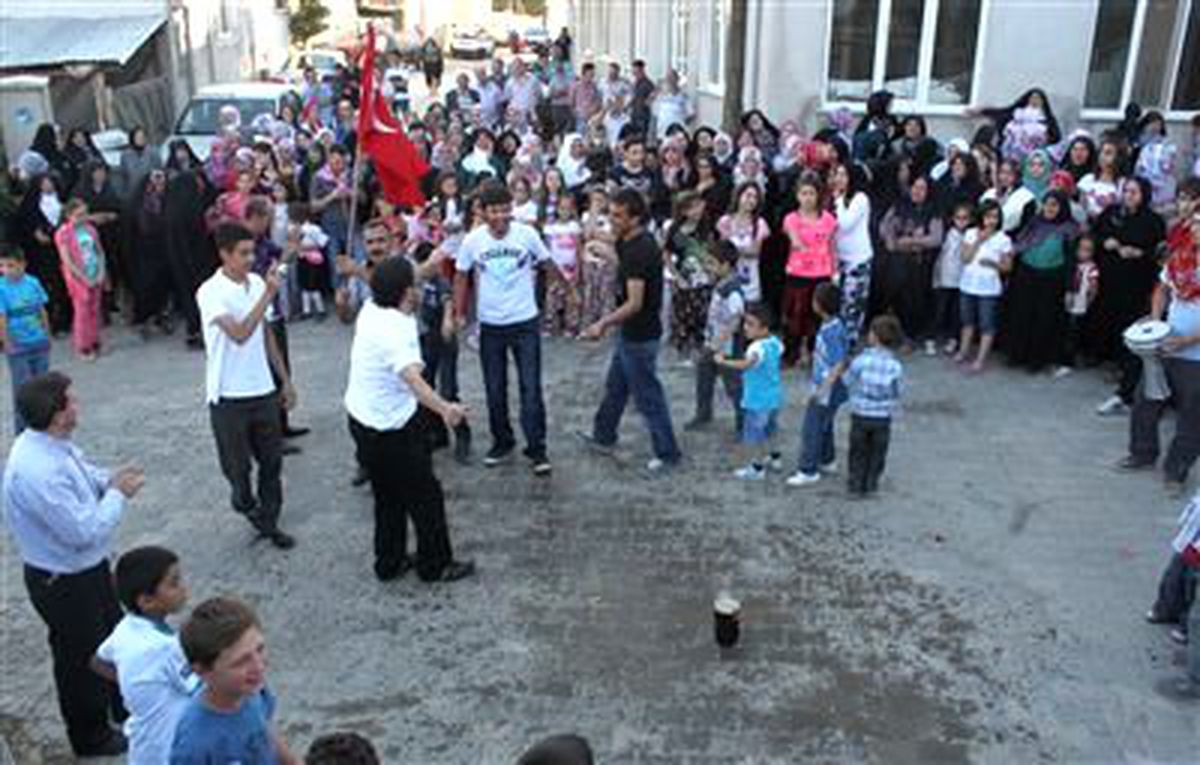 İki Bayramı Bir Arada Yaşıyorlar