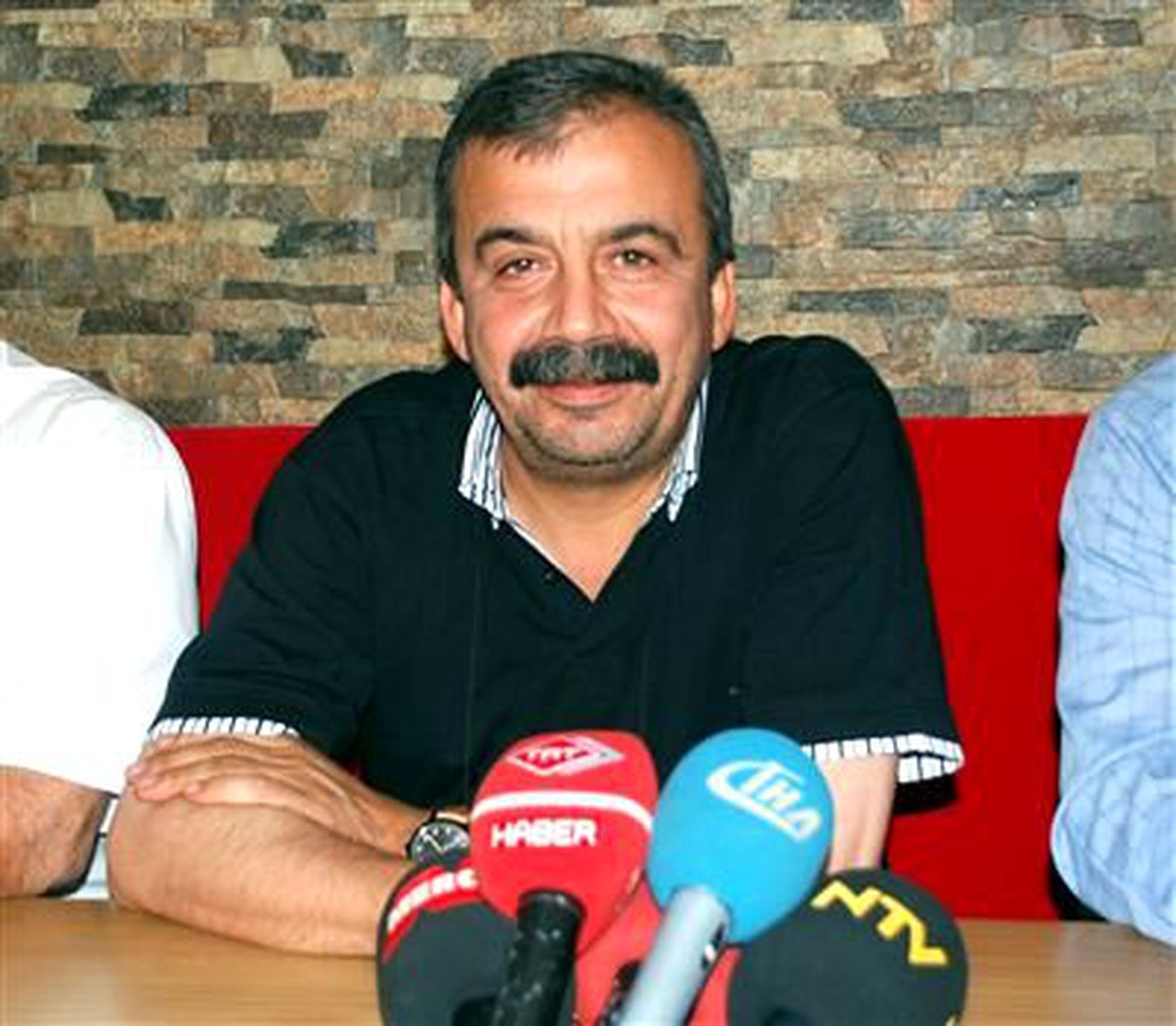 BDP\'li Vekil Önder Gazetecilerle Bir Araya Geldi