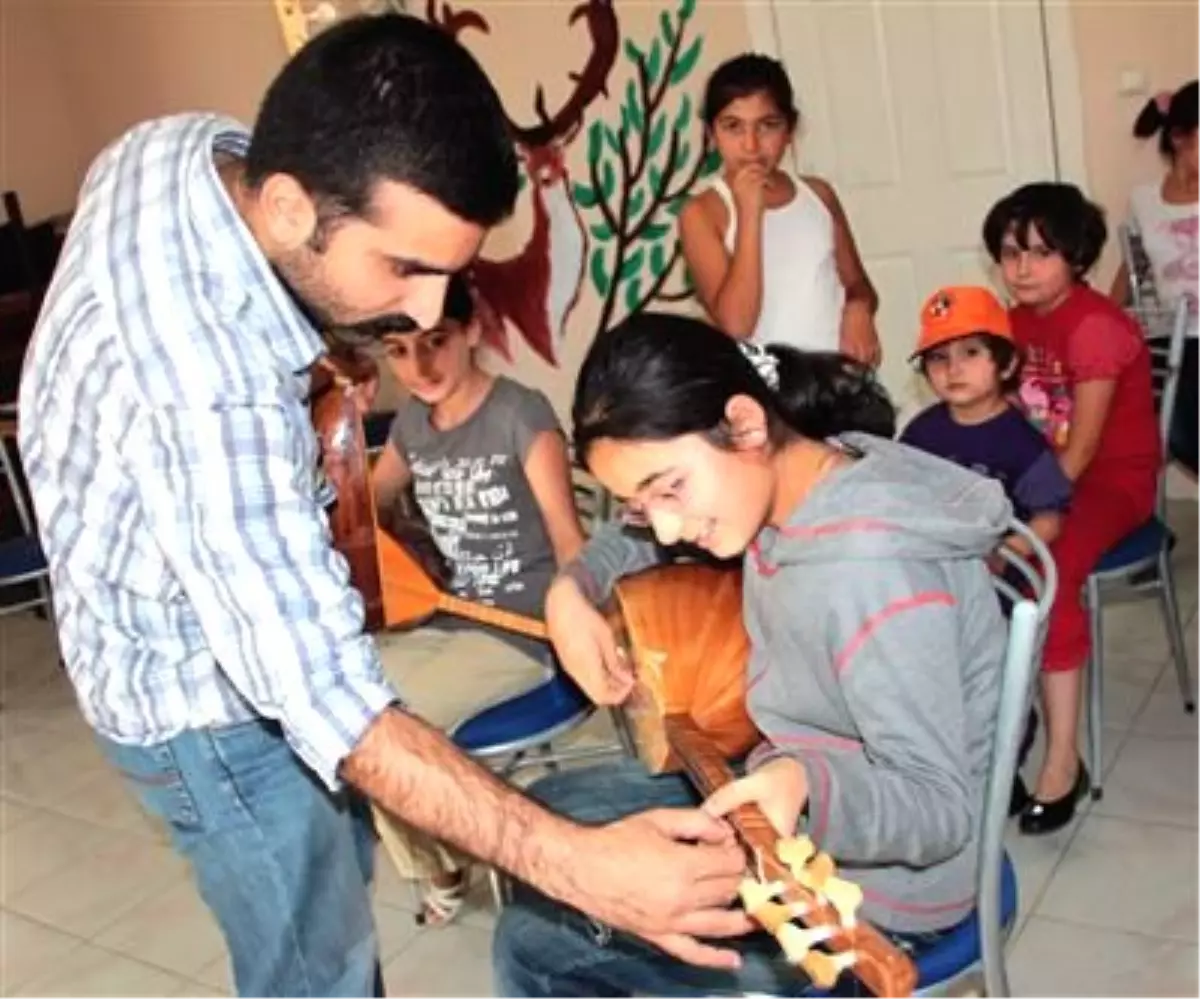 Bin Çocuk Korosundan Gitar ve Bağlama Şovu